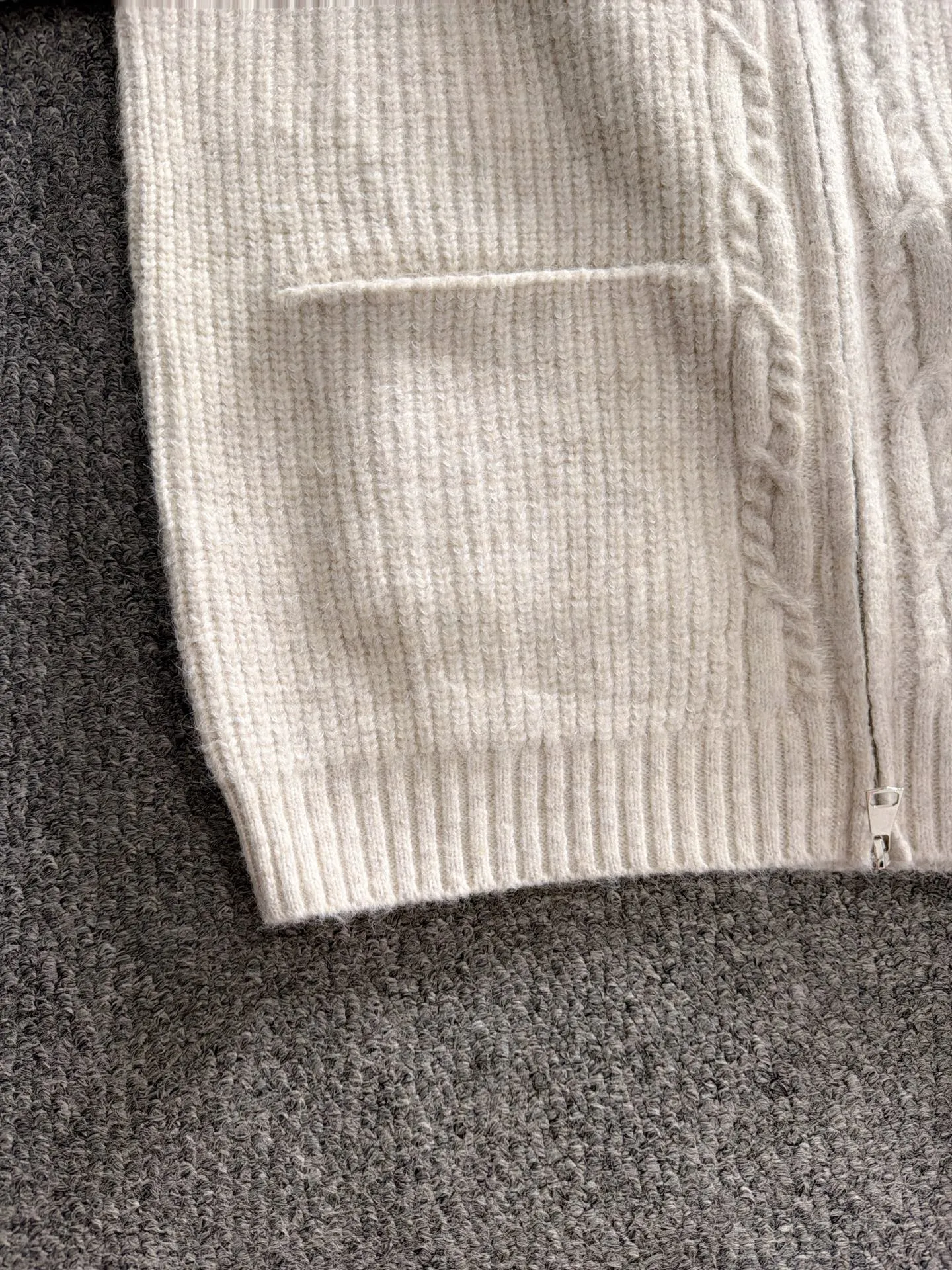 LP Loro Piana's 2026 autumn and winter latest sweater jackets from the official website are now on sale at the counter for Hot Sale! Specially made of wool blended fabric. It feels comfortable and can be directly in contact with the skin. The logo badge is exquisitely embroidered, which is extremely eye-catching! The details highlight the fashionable charm of big brands. Exquisite workmanship. Three-dimensional cutting style. The wearing effect is invincible and handsome! All three standards are complete! Sizes:M-3XL